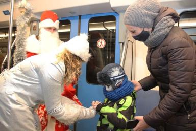 Дед Мороз и Снегурочка поздравили с наступающим Новым годом пассажиров метро Минска