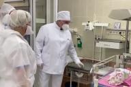 Посещая самого маленького витебчанина «в красной зоне», Лукашенко был в маске и перчатках