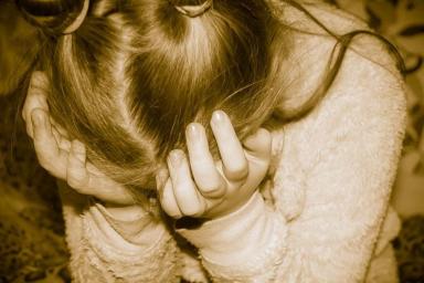Родственник избил и изнасиловал 5-летнюю девочку, пока мать ходила в магазин    