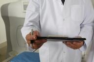 Врачи рассказали, как распознать рак по смеху 