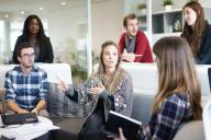 Какие 5 тем не обсуждают воспитанные люди: мнение специалистов