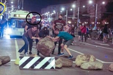 Хлопали руками, блокировали движение камнями. Парень из Могилевщины за инцидент в Минске попал под уголовное дело