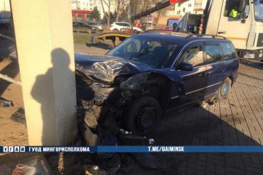 В Минске «Фольксваген» сбил ограждение, дорожный знак, машину инкассаторов и врезался в здание