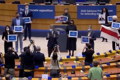 «Это награда всех белорусов». В Европарламенте наградили премией Сахарова представителей оппозиции