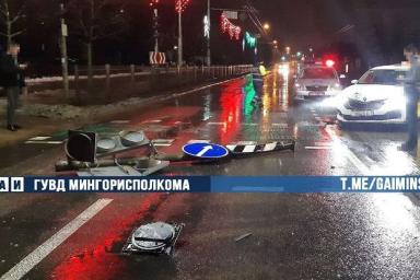 В Минске «Шкода» снесла светофор: на водителя составили протокол