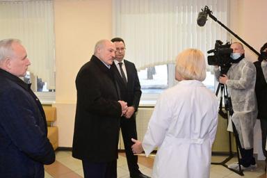 Лукашенко о посещении больниц: Мне накануне приезда не шьют халат, штаны, майку, шапочку