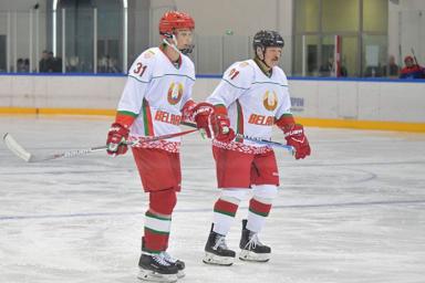 Хоккейная команда президента снова победила: Николай Лукашенко забросил 2 шайбы и стал лучшим игроком матча