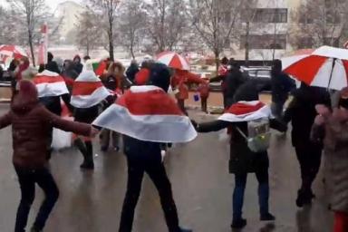 Какое наказание вынесли 87-летней пенсионерке из Минска за БЧБ-флаг на балконе    