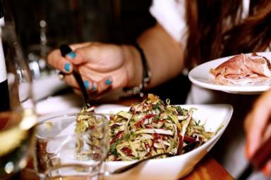 Эти легкие диетические салаты помогут вам держать себя в тонусе каждый день