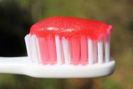 Эти 3 необычных лайфхака показывают, как еще можно применить зубную пасту