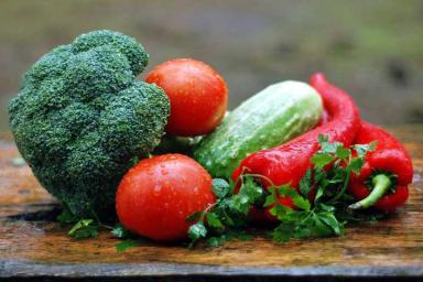 Как научить ребенка есть овощи: советы психологов