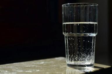 К чему может привести привычка выпивать стакан воды утром натощак