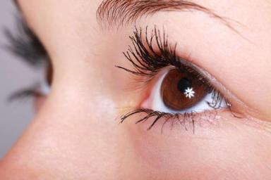 Косметологи рассказали, что нужно знать о патчах для глаз