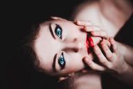 Психотерапевт объяснила, почему мужчины обходят стороной красивых женщин