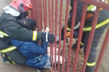 В Гродно женщина застряла в школьном заборе: вызывали МЧС