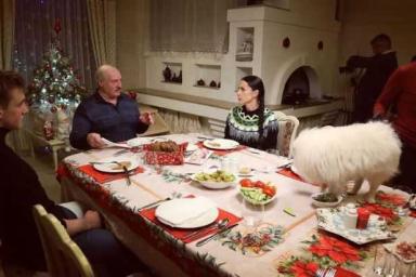 На интервью Лукашенко взял свою собаку: белый шпиц удивил гостей