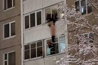 В Минске в окне 4-го этажа повисла женщина: вызывали спасателей 