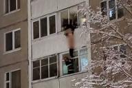 В Минске в окне 4-го этажа повисла женщина: вызывали спасателей 