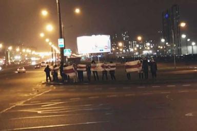 Жители Минска вышли на вечернюю акцию солидарности