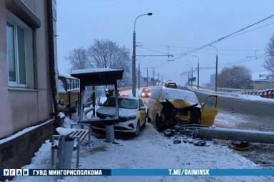 Снегопад в Беларуси: аварии и заторы на дорогах, коммунальники перешли на усиленный режим работы 