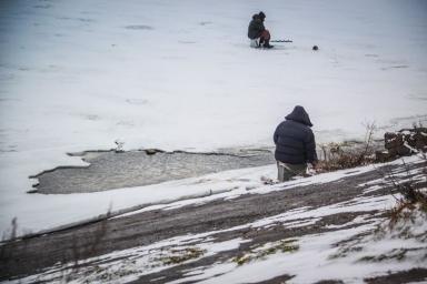 В Полоцком районе в озере нашли тело утонувшего рыбака: провалился под лед