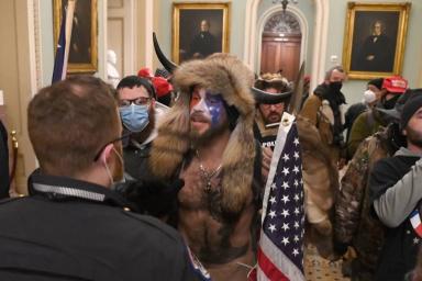 Стало известно, кто этот американец в костюме викинга, ставший лицом штурма Капитолия