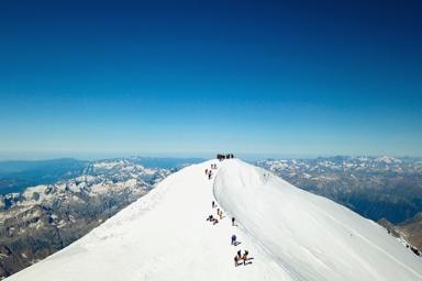 39 альпинистов встретили Новый год на Эльбрусе