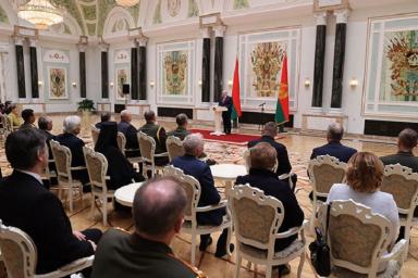 Азарёнку – «За отвагу». Лукашенко наградил представителей госСМИ