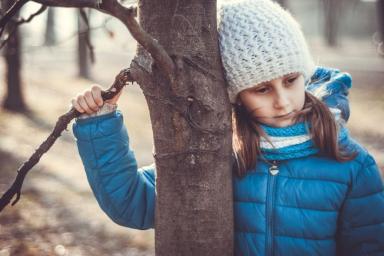 Почему ребенок выглядит грустным: психологи назвали 3 возможные причины