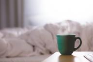 Какие утренние привычки являются самыми опасными: медики назвали 3 действия