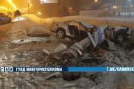 Чудом остались живы: на МКАД легковушка снесла столб, а он рухнул прямо на машину