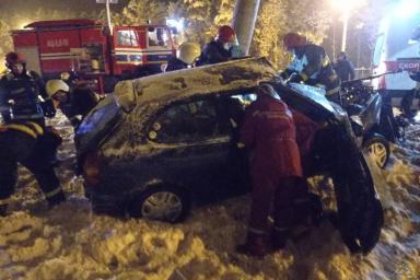 В Минске бесправник въехал в столб: сотрудники МЧС спасли водителя