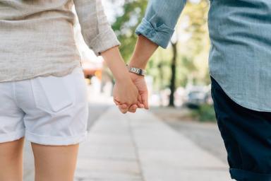 Что можно узнать об отношениях в паре, как они держатся за руки