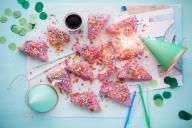 Женщина перепутала конфеты с петардами и едва не лишилась зубов из-за взрывов во рту