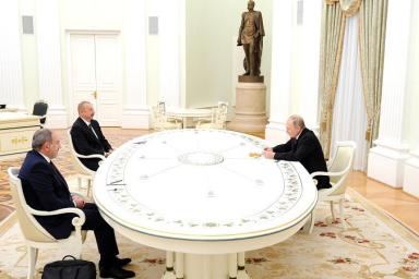 Путин, Алиев и Пашинян в Кремле проводят переговоры по Карабаху