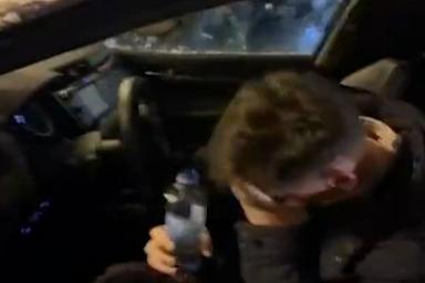 Водитель служебной машины, которую атаковали на митинге за Навального, лишился глаза