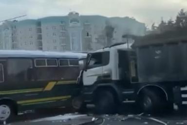 В Подмосковье самосвал протаранил колонну военных автобусов: погибли 4 человека, 24 пострадавших 