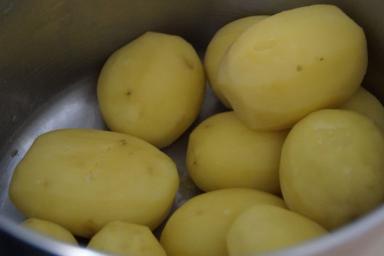 Зачем опытные хозяйки добавляют сливочное масло и лук во время варки картофеля: полезная хитрость