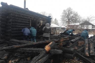 Шесть человек заживо сгорели на пожаре в деревне в новогоднюю ночь         