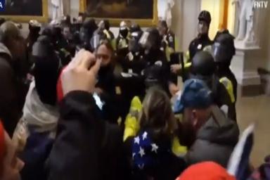 В США протестующие окружили Капитолий и прорвались внутрь            