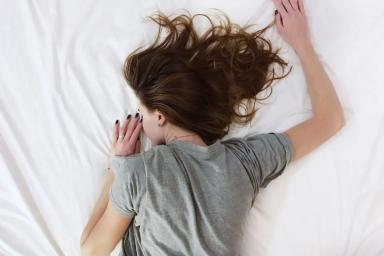 Какой должна быть продолжительность здорового сна: рекомендация медиков
