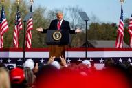 Twitter бессрочно заблокировал аккаунт Трампа. Действующий президент США отреагировал