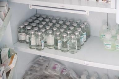 Сотрудник медицинского центра намеренно испортил 500 доз вакцины от коронавируса