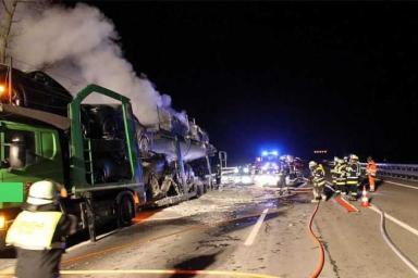 В Германии белорус вез на автовозе семь новеньких «Ниссанов»: все они сгорели