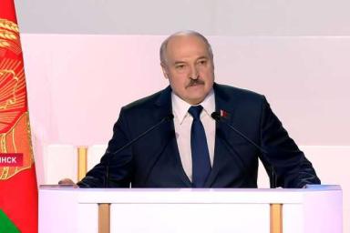 Лукашенко о России: Пока мы рядом стоим спина к спине никто нас на колени не поставит