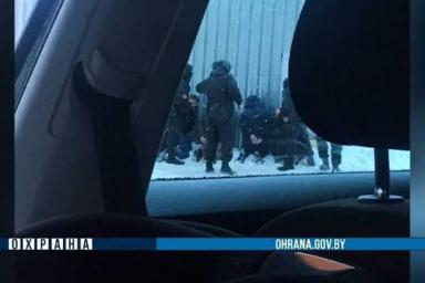 В МВД прокомментировали фото со стоящими на коленях у дороги задержанными