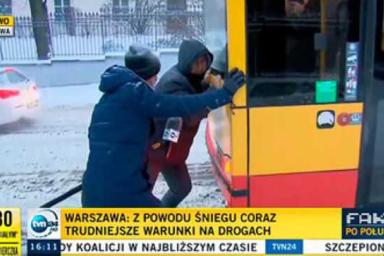 Белорус стал героем телесюжета в Варшаве: своими руками вытолкал буксующий автобус