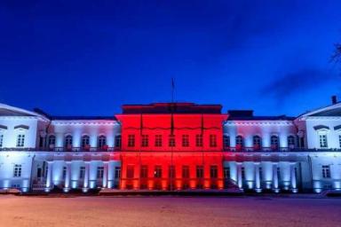 Президентский дворец в Вильнюсе стал бело-красно-белого цвета