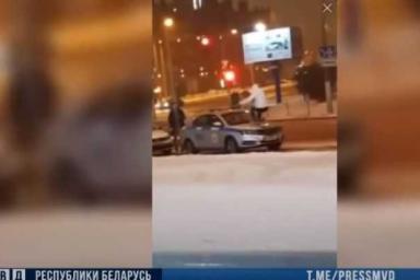 В Минске подросток «залетел» на капот милицейского авто: кадры 