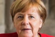 Меркель забыла надеть маску перед речью о COVID-19: ее реакция стала новым мемом